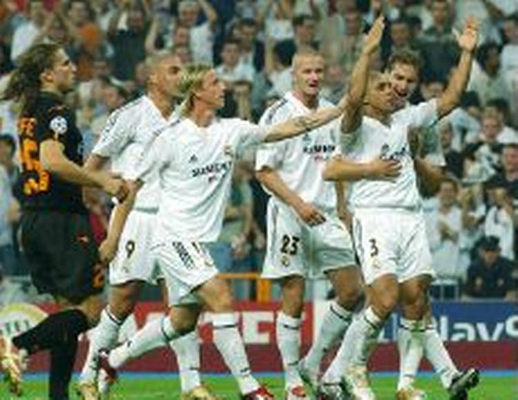 Lettelse og glæde blandt Real Madrid-spillerne, efter Roberto Carlos har lukket kampen med sin scoring til 4-2. - Foto: AP 