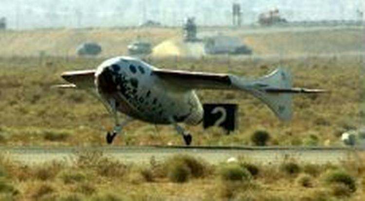 SpaceShipOne lander i juni efter sin succesfulde rumtur. Nu prøver folkene bag igen. - Foto: AP 
