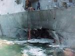 17 amerikanske soldater mistede livet, da to selvmordsbombere sprængte sig selv i luften på USS Cole i Yemen i 2000. - Foto: AP 