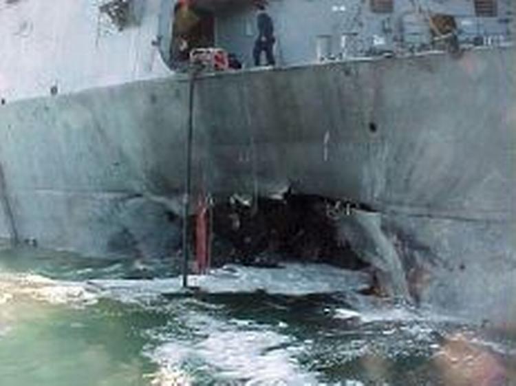 17 amerikanske soldater mistede livet, da to selvmordsbombere sprængte sig selv i luften på USS Cole i Yemen i 2000. - Foto: AP 