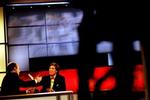 Krydsilden på ord er i gang i programmet Crossfire. Til venstre med ryggen til Paul Begala, til højre Tucker Carlson. - Foto: Martin Lehmann 