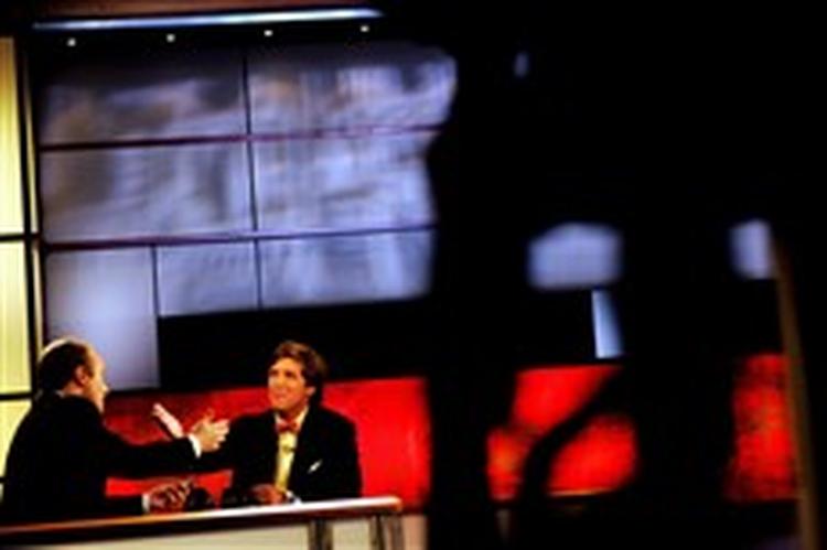 Krydsilden på ord er i gang i programmet Crossfire. Til venstre med ryggen til Paul Begala, til højre Tucker Carlson. - Foto: Martin Lehmann 