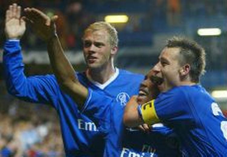 Chelsea's Didier Drogba i midten fejrer sin scoring sammen med John Terry (th.) og Eidur Gudjohnsen. - Foto: AP 