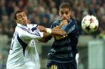 Inters Adriano (th.) sætter Anthony Vanden Borre på plads. - Foto: AP 