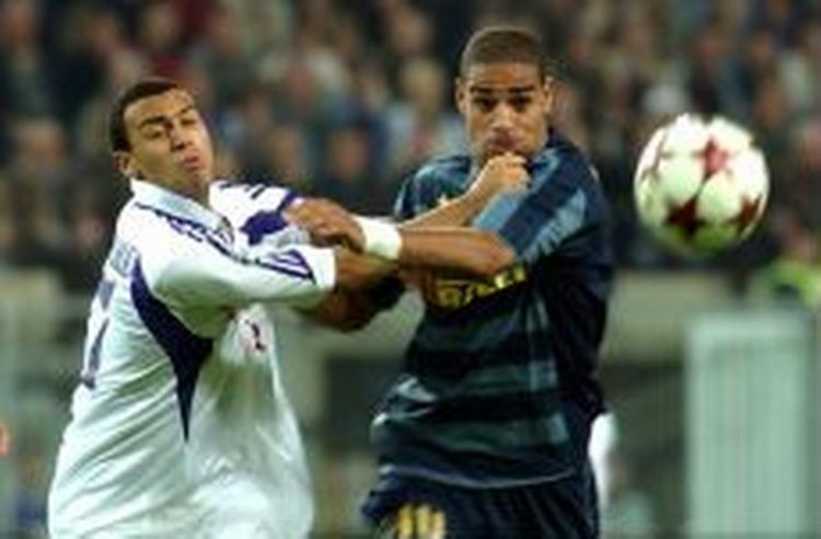 Inters Adriano (th.) sætter Anthony Vanden Borre på plads. - Foto: AP 