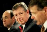 USA's justitsminister John Ashcroft (i midten) forventer at indgå flere aftaler med EU-lande om bekæmpelse af terror, efter at aftalen med Hollands justitsminister Piet Hein Donner er kommet i hus. - Foto: AP 