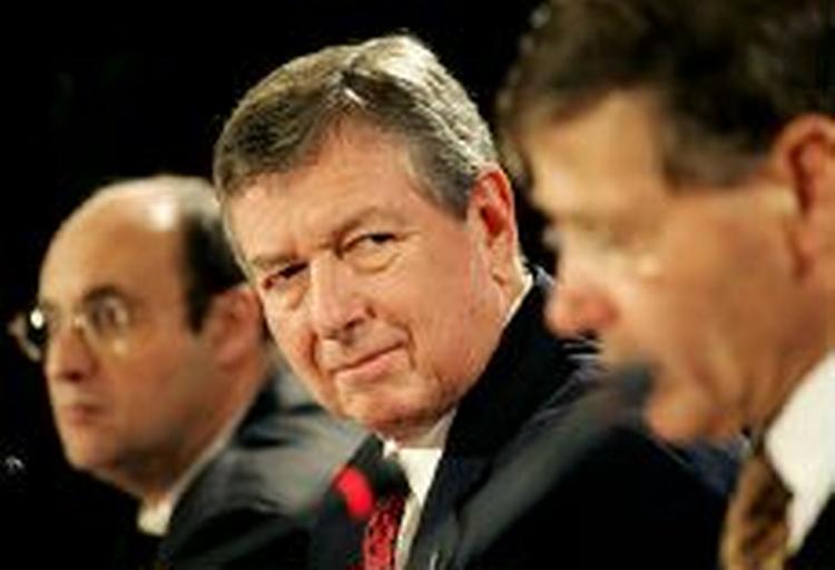 USA's justitsminister John Ashcroft (i midten) forventer at indgå flere aftaler med EU-lande om bekæmpelse af terror, efter at aftalen med Hollands justitsminister Piet Hein Donner er kommet i hus. - Foto: AP 