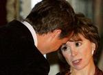 Kronprins Frederik overrækker Isabel Allende en nål som tegn på den nye hæder som H.C. Andersen-ambassadør. - Foto: AP 