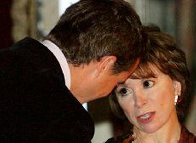 Kronprins Frederik overrækker Isabel Allende en nål som tegn på den nye hæder som H.C. Andersen-ambassadør. - Foto: AP 