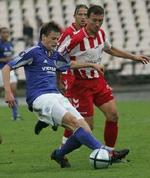 Metalurg's Darius Gvildys (th.) i nærkamp med Schalke's Michael Delura. - Foto: AP 
