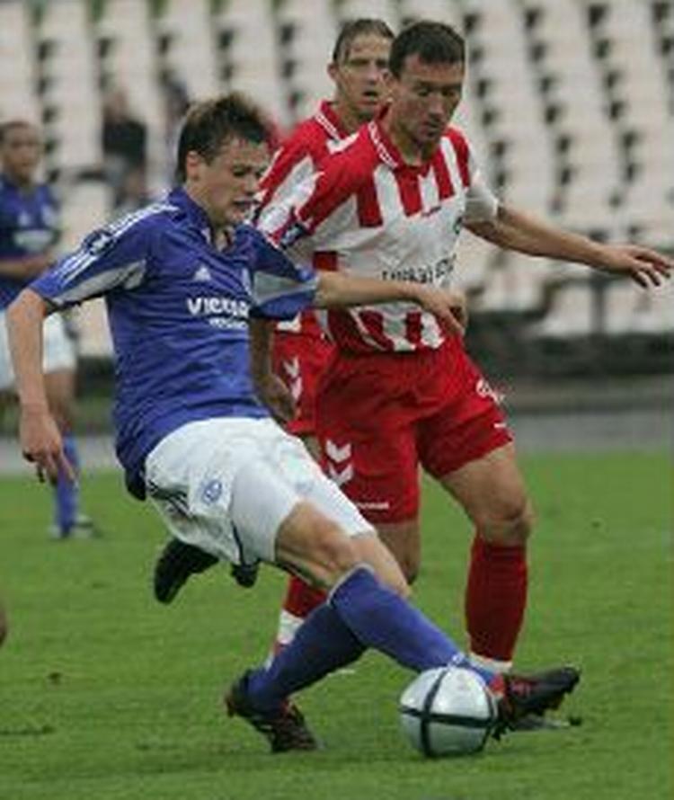 Metalurg's Darius Gvildys (th.) i nærkamp med Schalke's Michael Delura. - Foto: AP 