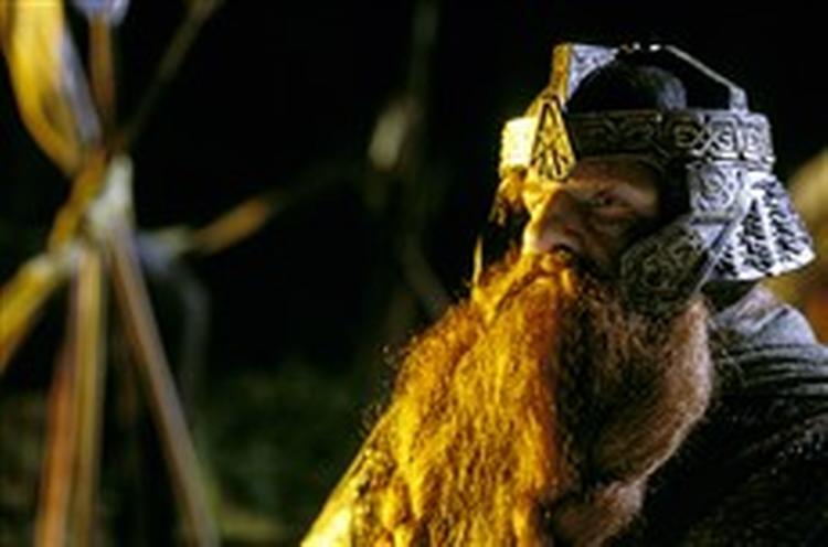 En mand, der nok kan tømme et bæger øl. Dværgen Gimli kan opleves i drikkedyst med elverfyren Legolas på den nye  Ringenes Herre -dvd.   Foto: Pierre Vinet/New Line Productions 