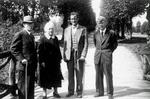 VENNER. Johannes V. Jensen, Else Jensen (hans hustru), Hartvig Frisch   og Jensens søn Emmerik (der i parentes bemærket døde som bjergbestiger).   Privat foto: Herluf Baggesens arkiv 