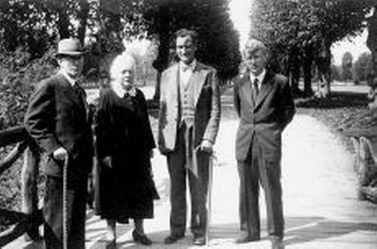 VENNER. Johannes V. Jensen, Else Jensen (hans hustru), Hartvig Frisch   og Jensens søn Emmerik (der i parentes bemærket døde som bjergbestiger).   Privat foto: Herluf Baggesens arkiv 