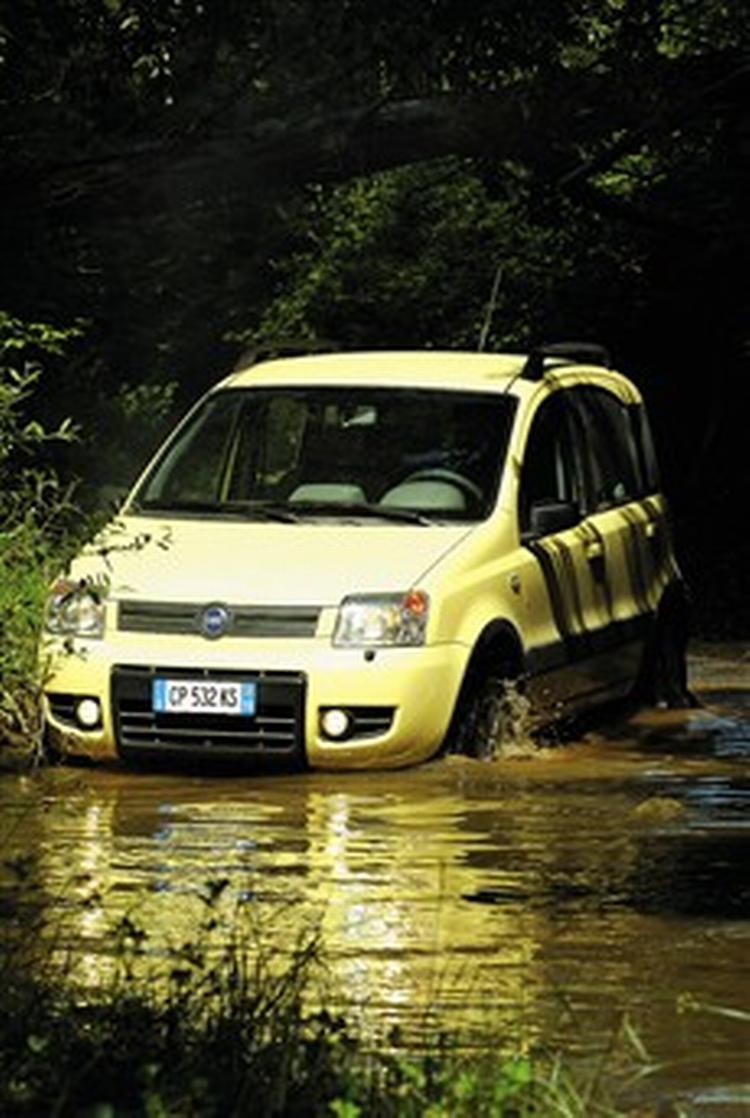 Dybe vandhuller er ingen hindring for Fiat Panda 4x4, der kommer til at koste ca. 172.000 kroner. Foto: Fiat 