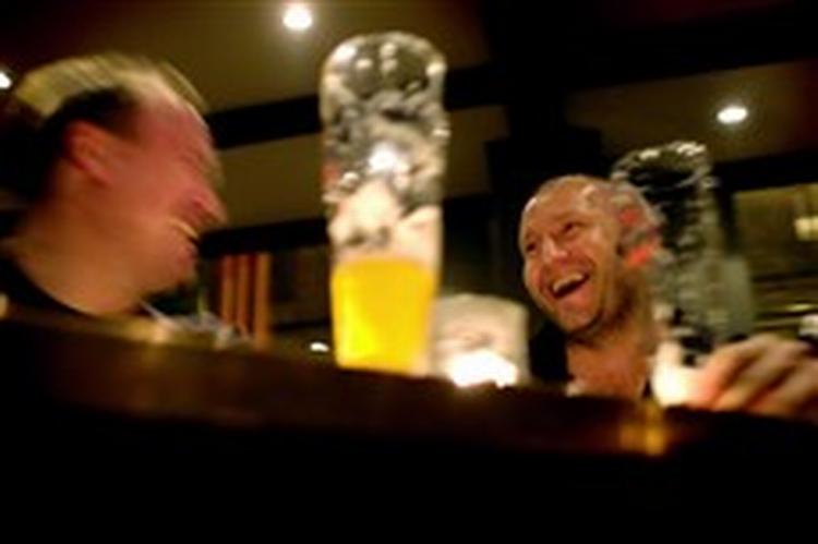 Dyre specialøl er et hit   her nyder Claus Blomberg og Lars Heiberg to af slagsen i Ølbaren i Elmegade i København.   Foto: Peter Hove Olesen 