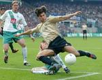 Bayerns første målscorer Ballack i nærkamp med Frank Fahrenhorst (liggende) under topopgøret i Bremen. - Foto: AP 