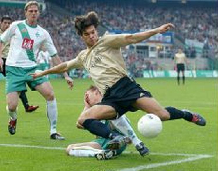 Bayerns første målscorer Ballack i nærkamp med Frank Fahrenhorst (liggende) under topopgøret i Bremen. - Foto: AP 