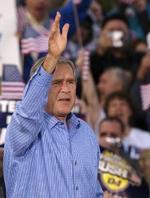 'Præsidentens job er at forsvare Amerika', siger Bush. Bush-lejren mener, at spørgsmålet om USA's sikkerhed er en svaghed hos Kerry. - Foto: AP 