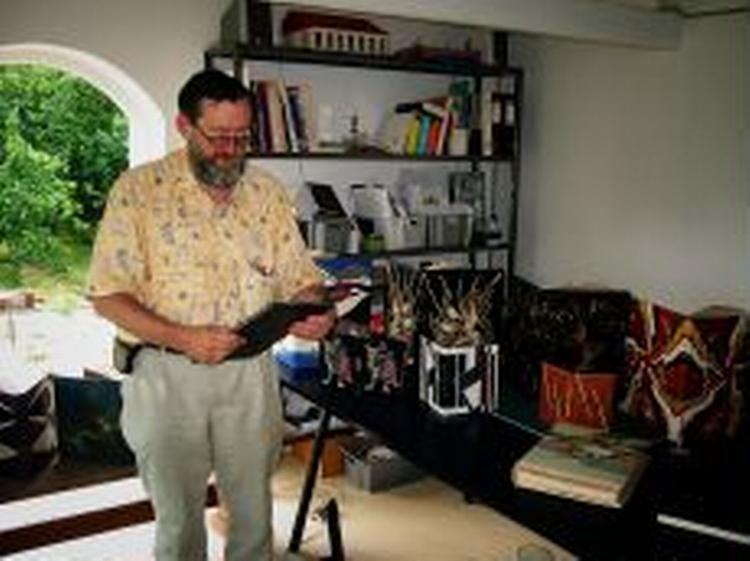 BOGSAMLEREN. Millionarven gav Bjarne Saxhof mulighed for helt at hellige sig sine bibliofile interesser. Her er han fotograferet med nogle af sine kostbart indbundne værker.   Foto: Per Daugaard 