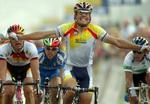 Den spanske cykelrytter Oscar Freire glæder sig over sin tredje VM-titel. - Foto: AP 