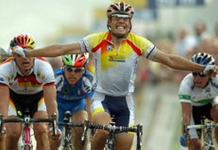 Den spanske cykelrytter Oscar Freire glæder sig over sin tredje VM-titel. - Foto: AP 