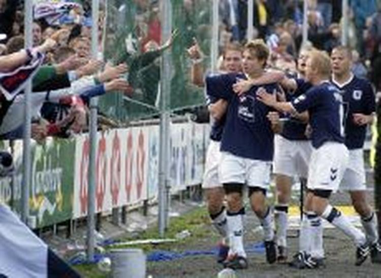 AGF's Tobias Grahn i spidsen for jubelkoret efter scoringen til 2-1. - Foto: Uffe Kongsted 