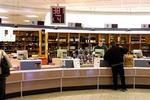 Det svenske Systembolaget trues både af øget grænsehandel og en grim bestikkelsessag. - Arkivfoto: Ole Buntzen 