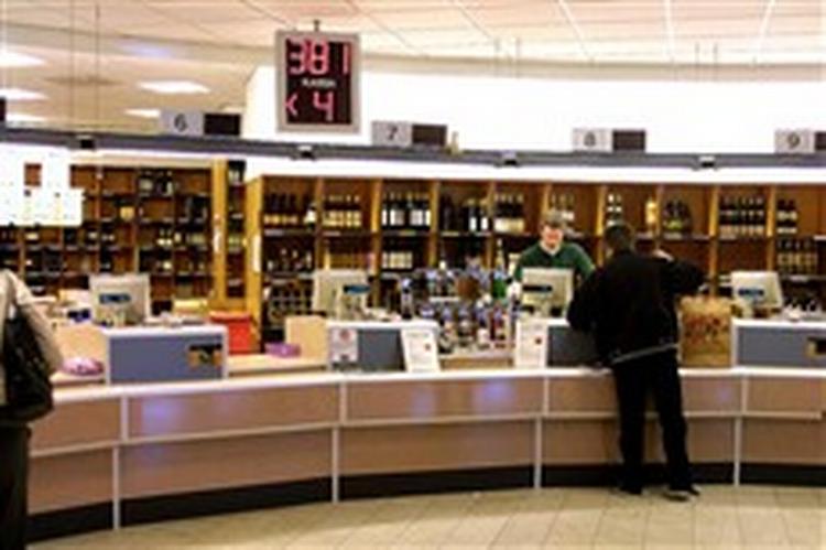 Det svenske Systembolaget trues både af øget grænsehandel og en grim bestikkelsessag. - Arkivfoto: Ole Buntzen 
