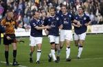 Glade AGF fejrer en af Grahns scoringer i det vestjyske. - Foto: Ole Kongsted 