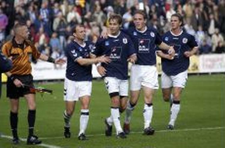 Glade AGF fejrer en af Grahns scoringer i det vestjyske. - Foto: Ole Kongsted 