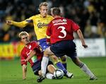 Thomas Kahlenberg i kamp med to Randers-spillere. Kahlenberg var veloplagt og kreativ i offensiven. - Foto: Lars Poulsen 