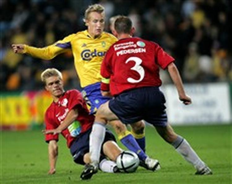 Thomas Kahlenberg i kamp med to Randers-spillere. Kahlenberg var veloplagt og kreativ i offensiven. - Foto: Lars Poulsen 