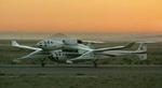 SpaceShipOne med pilot Brian Binnie på vej hen ad landingsbanen mod sin anden rumtur. - Foto: AP 