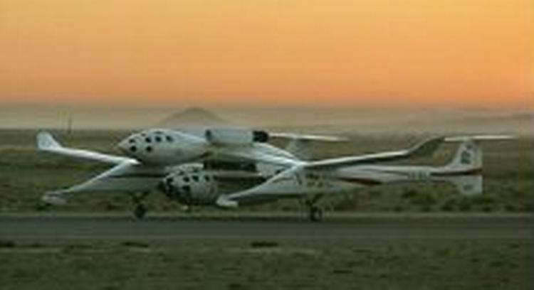 SpaceShipOne med pilot Brian Binnie på vej hen ad landingsbanen mod sin anden rumtur. - Foto: AP 