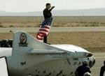 Piloten Brian Binnie efter landingen i Mojave ørkenen i Californien. - Foto: AP 