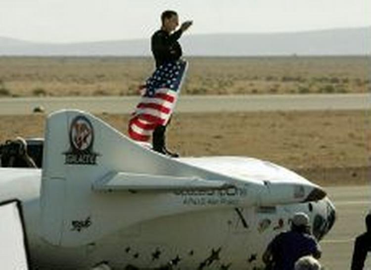 Piloten Brian Binnie efter landingen i Mojave ørkenen i Californien. - Foto: AP 