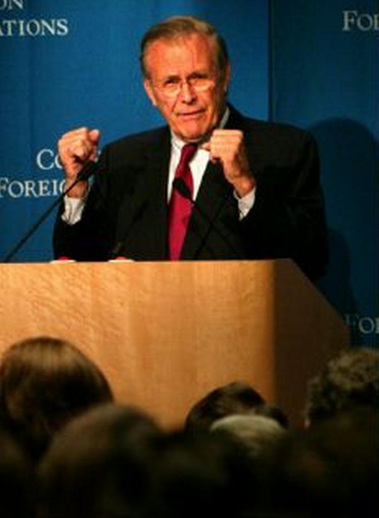 'Jeg har ikke set noget stærkt, konkret bevis, der forbinder de to', siger Rumsfeld om forbindelsen mellem Saddam Hussein og al-Qaeda. - Foto: AP 