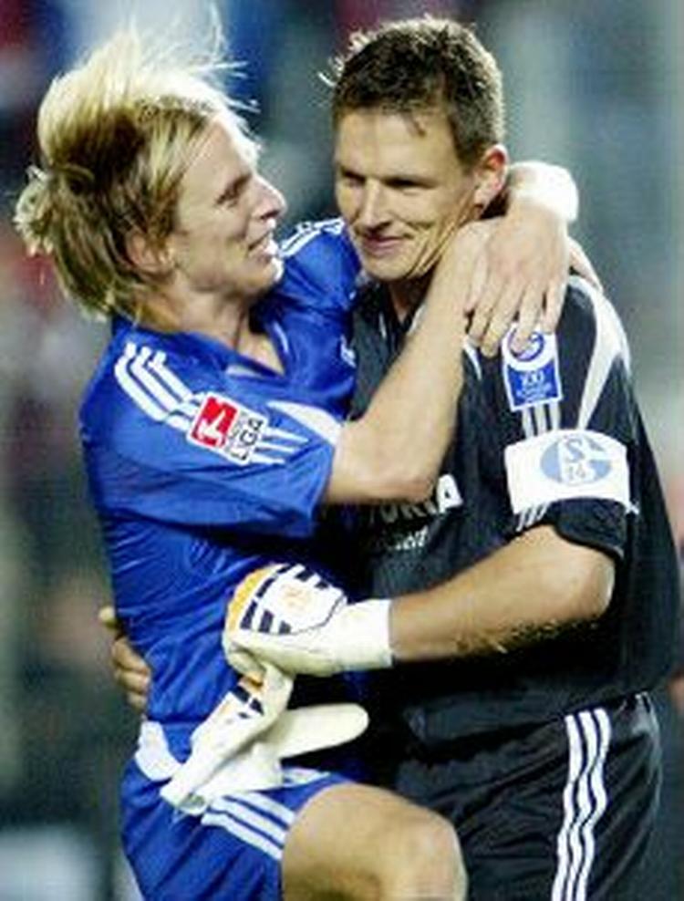 Christian Poulsen, til venstre, er kommet tilbage på midtbanen i Schalke. - Foto: AP 