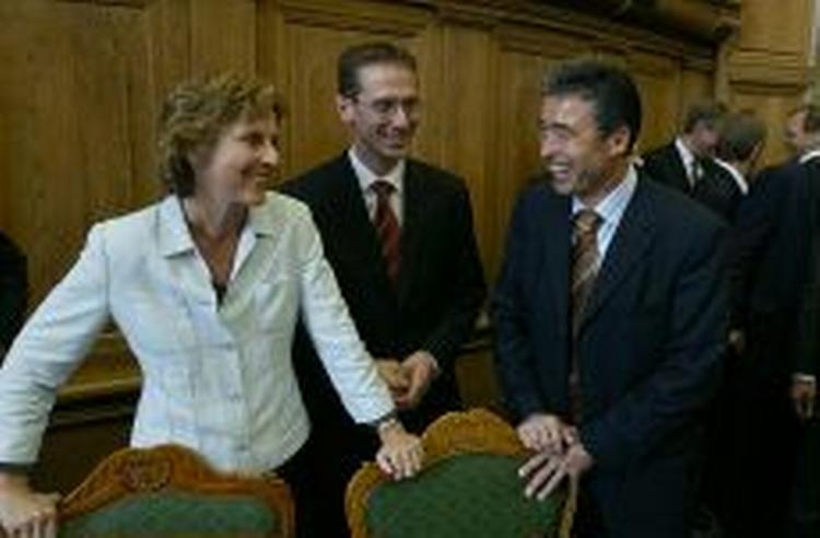 Miljøminister Connie Hedegaard (K) og statsminister Anders Fogh Rasmussen (V) ved Folketingets åbning. - Foto: Finn Frandsen 