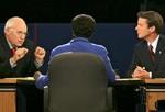 Tv-duellen mellem Dick Cheney (til venstre) og John Edwards blev langt hen ad vejen en gentagelse af Busk-Kerry duellen. Foto: AP 