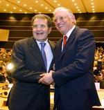 Kommissionsformand Romano Prodi (til venstre) og udvidelseskommissær Günther Verheugen giver hinanden hånden efter offentliggørelsen af rapporten om Tyrkiet. - Foto: AP 