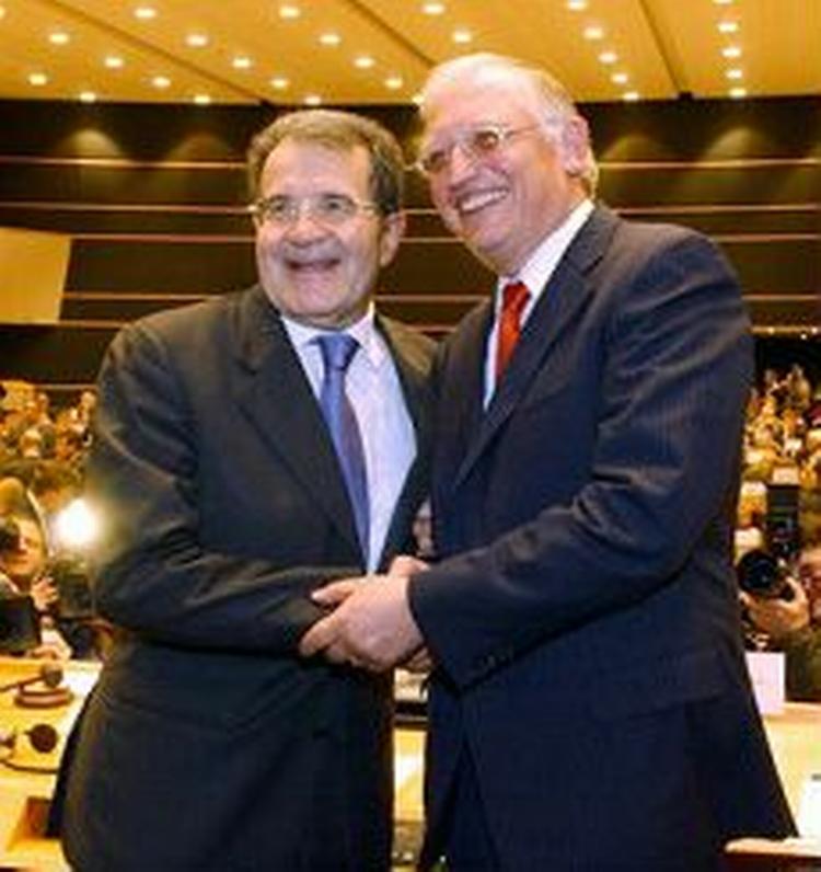 Kommissionsformand Romano Prodi (til venstre) og udvidelseskommissær Günther Verheugen giver hinanden hånden efter offentliggørelsen af rapporten om Tyrkiet. - Foto: AP 
