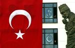 To kvinder ser ud af vinduet på et hospital i Istanbul pyntet op med det tyrkiske flag og Tyrkiets historiske faderfigur Kemal Ataturk. - Foto: Osman Orsal 