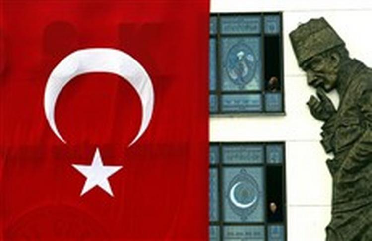 To kvinder ser ud af vinduet på et hospital i Istanbul pyntet op med det tyrkiske flag og Tyrkiets historiske faderfigur Kemal Ataturk. - Foto: Osman Orsal 