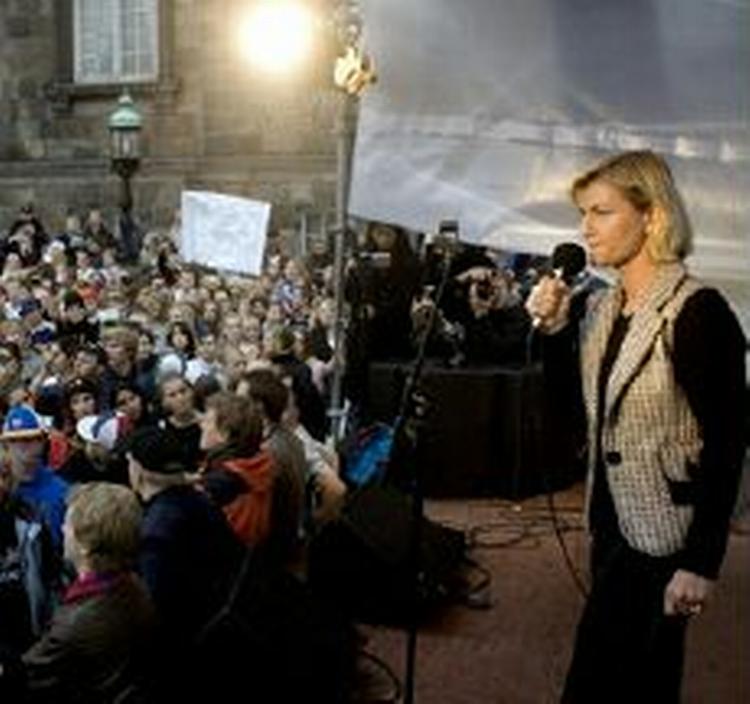En bister Ulla Tørnæs (V) skældte ud på demonstranterne foran Christiansborg. Ministeren vil ikke være med til at undersøge, hvem der har ret i taldiskussionen. - Foto: Peter Hove Olesen 