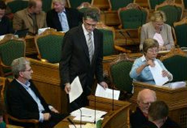 SF's Holger K. Nielsen og S-leder Mogens Lykketoft under åbningsdebatten. - Foto: Finn Frandsen 