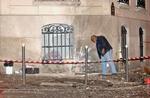 Eksplosionen blæste vinduer ud og har beskadiget adskillige biler. - Foto: AP 