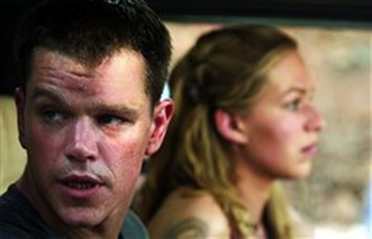 Matt Damon slår gnister som dræberagent Jason Bourne. Her sammen med kollegaen Marie, den tyske skuespillerinde Franka Potente. - Foto: UIP 