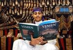 ARABISK PROFIL. Kahaled Shamia fra Yemen i landets udstilling på Bogmessen i Frankfurt. 'Den arabiske verden' er æresgæster på årets messe. - Foto: Bernd Kammerer/AP 